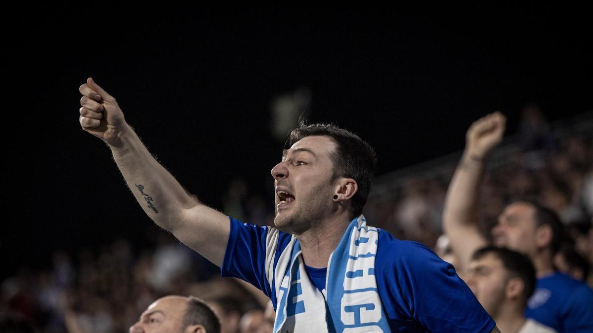 Un aficionado del Real Zaragoza, protestando en el duelo ante el Mirandés