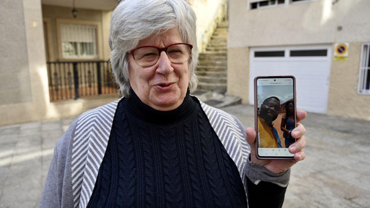 Ramona Otero muestra una foto de Samuel Kwesi, a quien considera su hijo adoptivo, esta mañana en Marín.