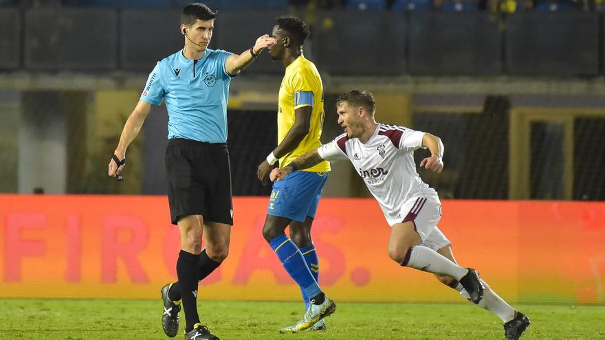 Manu Fuster (d.) celebra su gol a la UD con el Albacete en el Gran Canaria la temporada pasada ante la presencia de Mfulu y el árbitro.