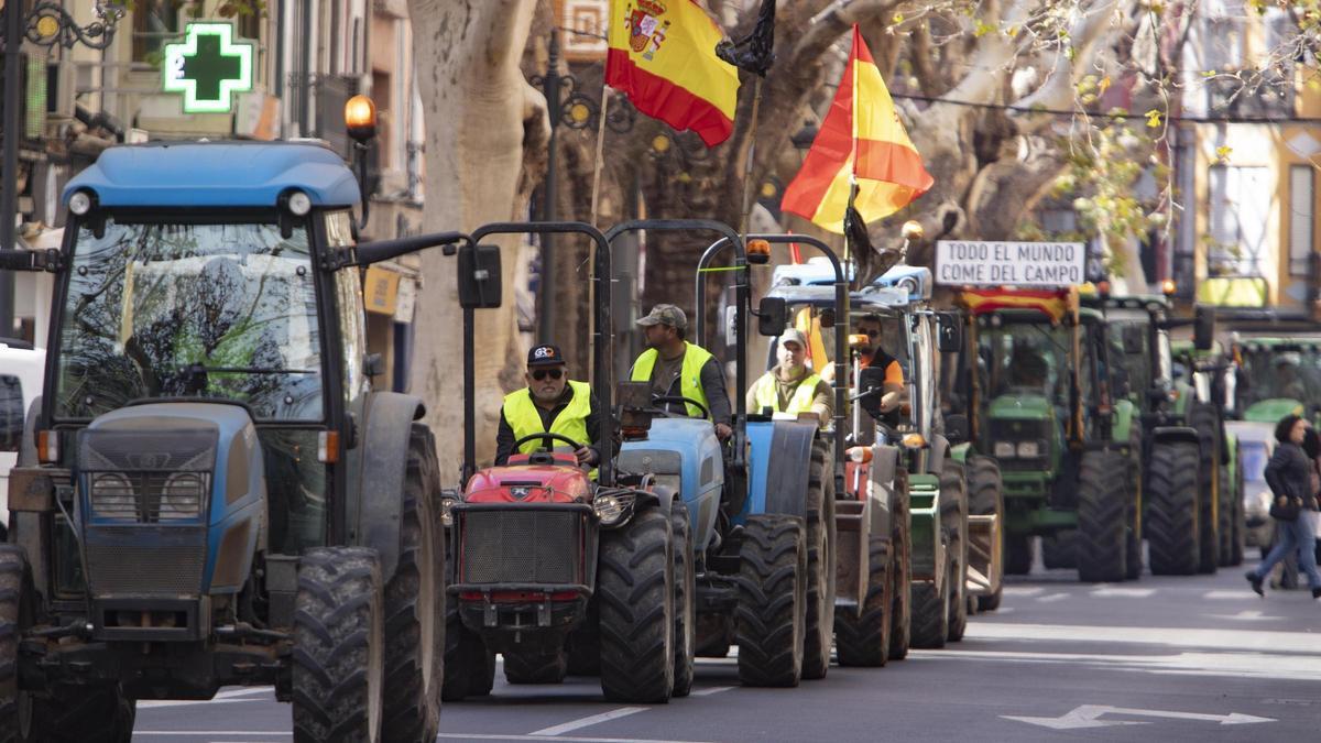 La tractorada de los agricultores colapsa Xàtiva