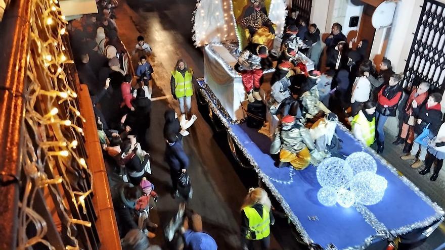 El temps respecta l&#039;arribada dels Reis a Sant Vicenç pel pont centenari