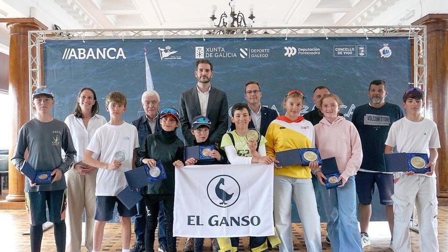 Miguel Echávarri y María Antonia Peñalver se llevan fuera de Galicia la Regata Abanca