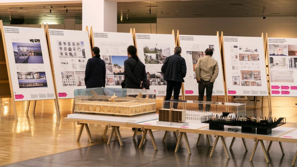 Los plafones con los proyectos premiados y, en primer término, las maquetas.