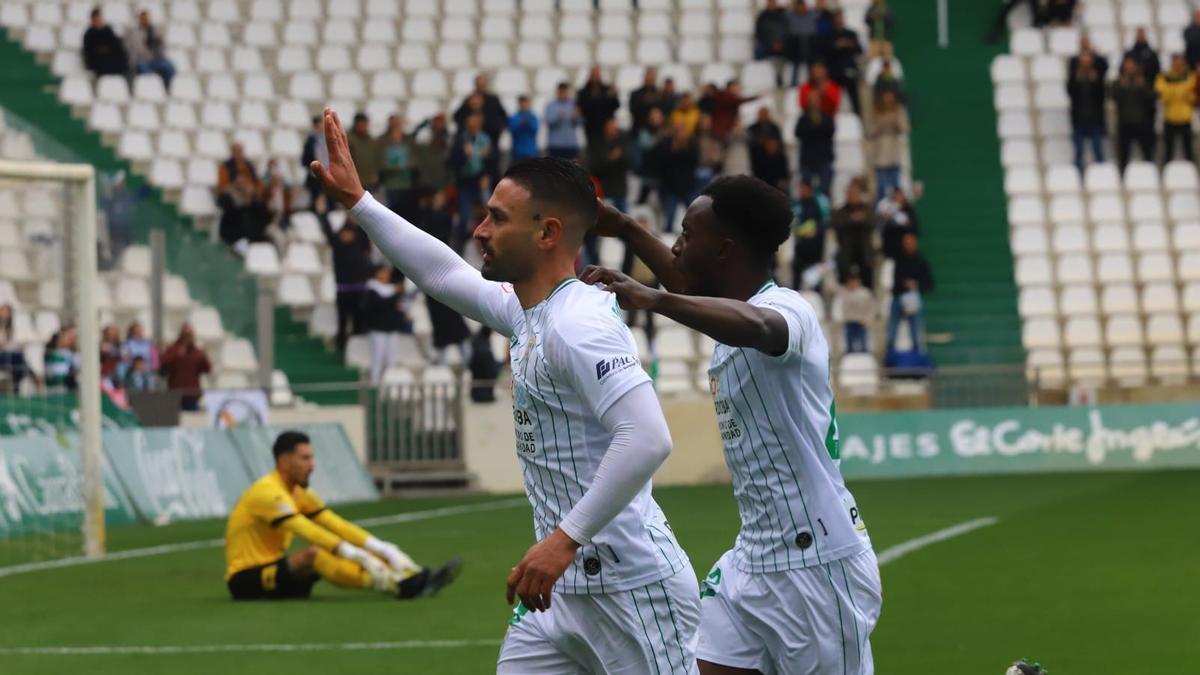 Kike Márquez, junto a Diarra, en la celebración de su gol ante la Cultural.