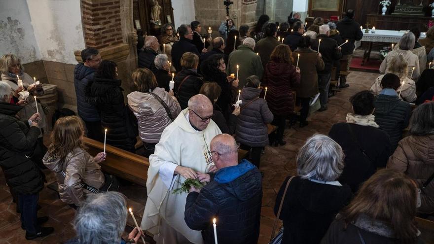 La romería de Las Candelas en Cáceres se queda sin procesión por la lluvia