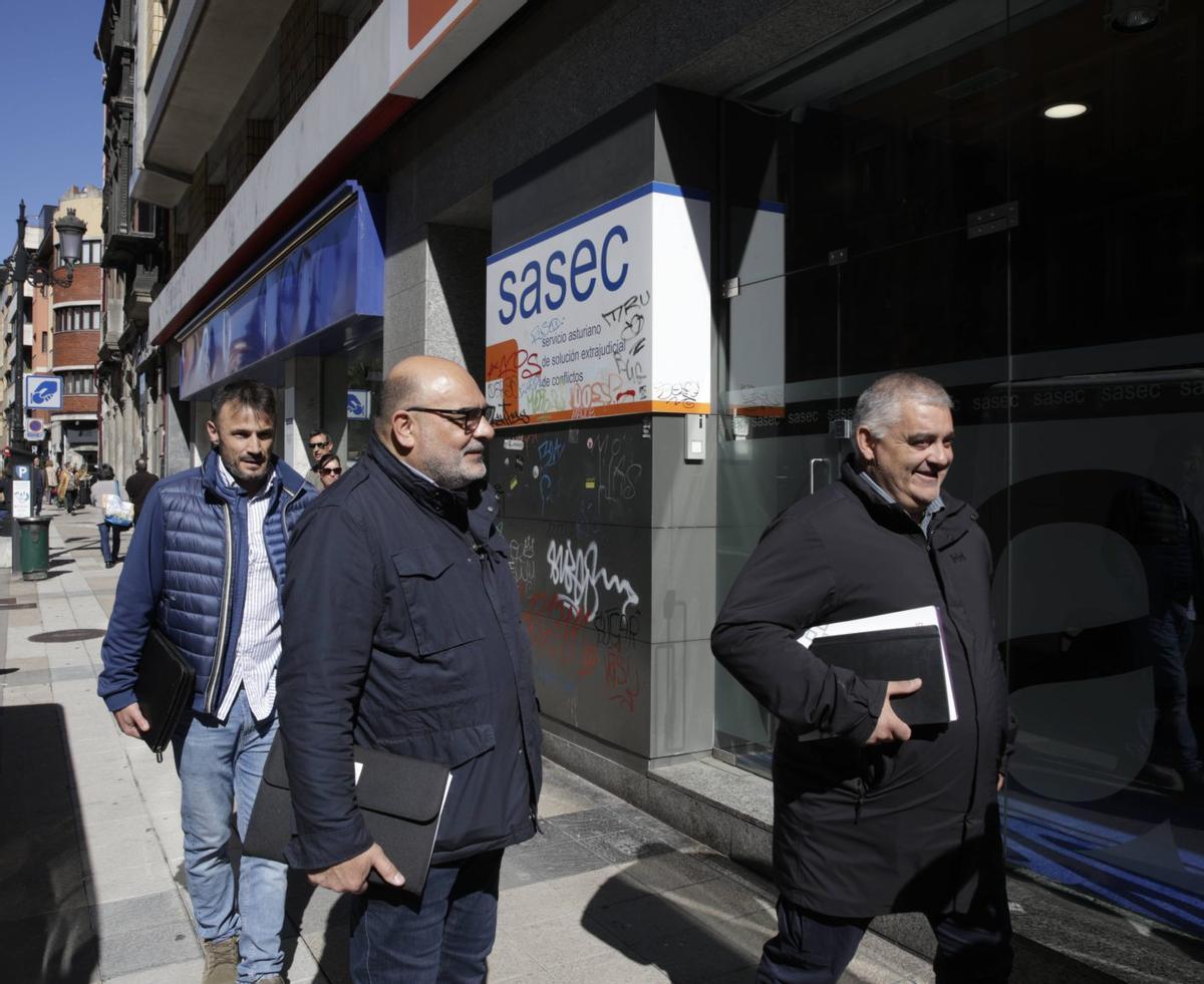 Representantes de UGT FICA, entrando ayer al mediodía en el Sasec, en Oviedo. | JUAN PLAZA