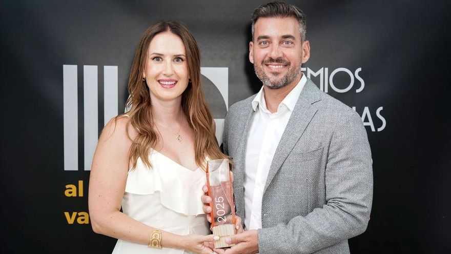 Clara Mechó y Juan Mechó, gerentes de Tomega, en el momento de recoger el premio.