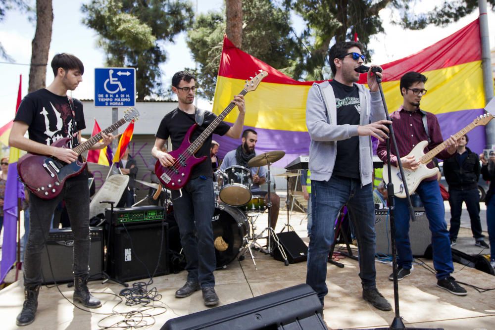 Homenaje en la fosa común de Paterna