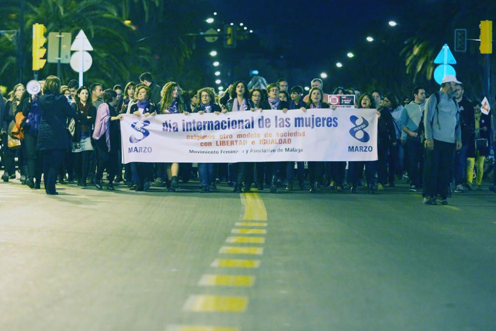 Cientos de personas se sumaron este miércoles a la marcha para conmemorar el Día Internacional de la Mujer. A la manifestación, que se inició en la Plaza de la Constitución a las 19.00 horas, acudieron asocaciones de mujeres como las Kellys de Málaga, Resistencia Feminista o el Movimiento Feminista Asociativo de Málaga