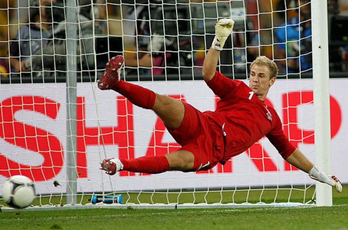 El porter d’Anglaterra, Joe Hart, no aconsegueix parar el penal llançat per Alessandro Diamanti. El gol del jugador italià va donar la victòria a la seva selecció en l’últim partit de quarts de final de l’Eurocopa 2012 disputat a Kíev.