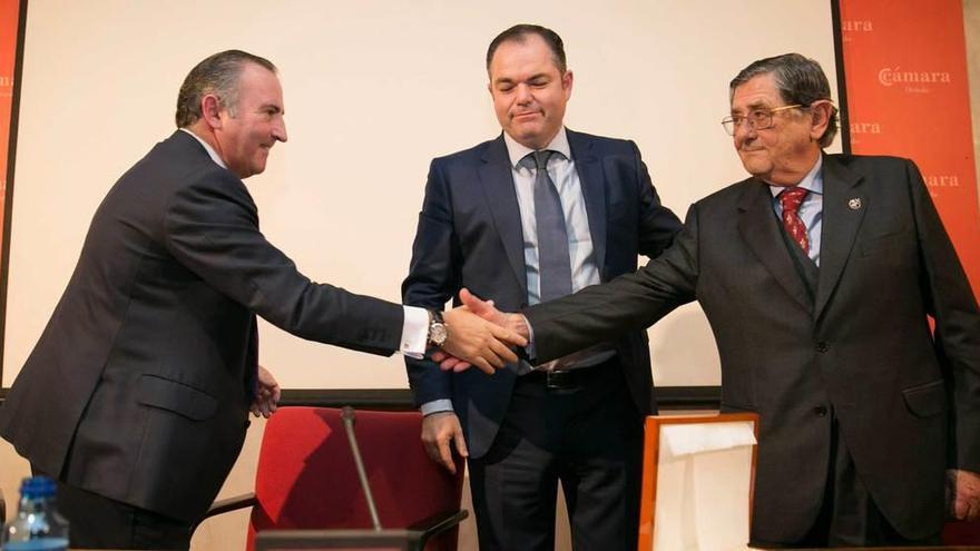 Pablo Junceda, Carlos Paniceres y José Cardín, tras recibir éste la medalla de oro de la Cámara.