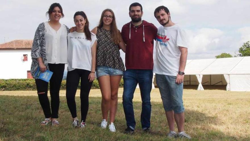 Por la izquierda, Carmen Fuente, Carmen Blanco, María Valles, David Mejuto y Pablo Fernández, en el prau de la fiesta de Hevia.