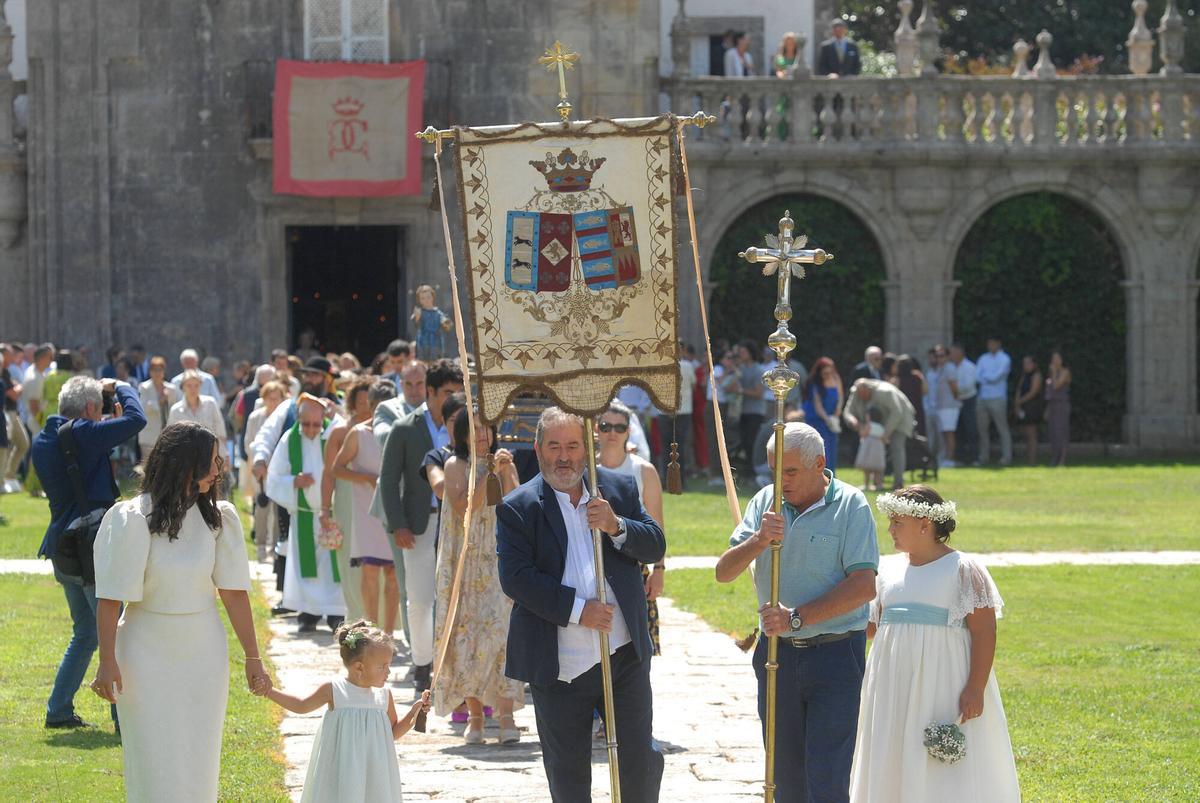 Es el último domingo del mes de agosto, el día más especial del año en el Pazo de Oca. Como marca la tradición y coincidiendo con la celebración del Sagrado Corazón, el duque de Segorbe, Ignacio Medina y Fernández de Córdoba y la princesa María de la Gloria de Orleans y Bragança abren las puertas del conocido como «Versalles gallego» para recibir una vez más a sus amigos. Es el último domingo del mes de agosto, el día más especial del año en el Pazo de Oca. Como marca la tradición y coincidiendo con la celebración del Sagrado Corazón, el duque de Segorbe, Ignacio Medina y Fernández de Córdoba y la princesa María de la Gloria de Orleans y Bragança abren las puertas del conocido como «Versalles gallego» para recibir una vez más a sus amigos.