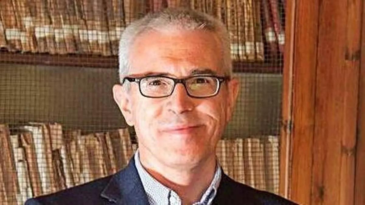 El profesor y escritor Emilio Lara.