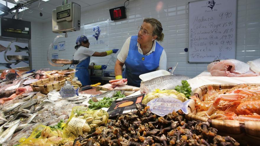 Un puesto de venta de alimentos en un mercado.