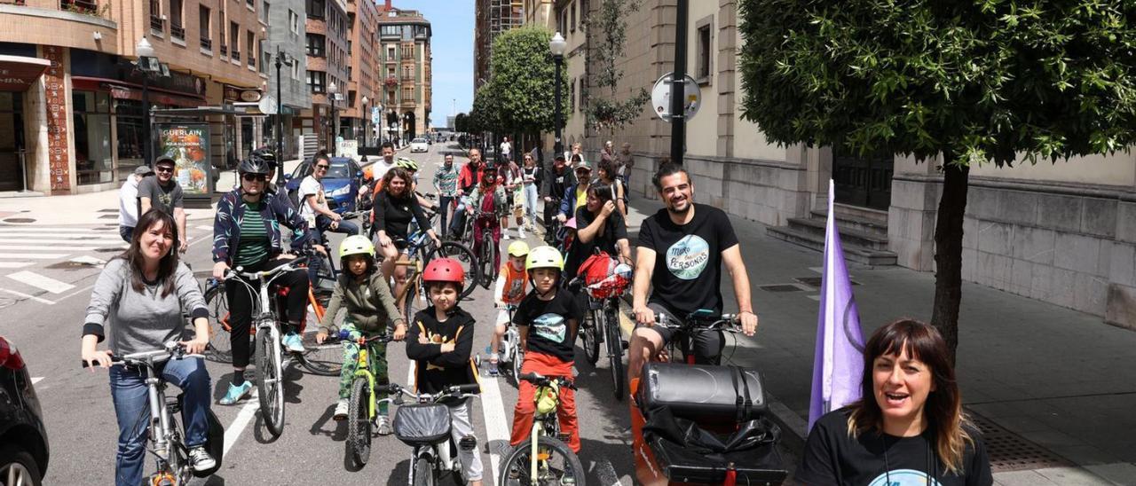 Participantes en la bicicletada a su salida camino del «cascayu». | Juan Plaza