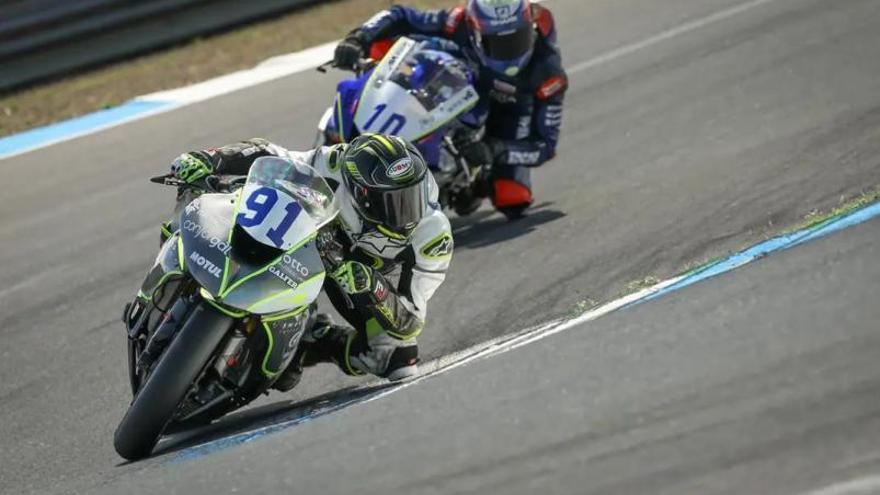 Arriba, Marco Díaz, entrando en la curva 9 liderando la carrera. Abjao, Díaz (centro), con Raúl Vergara, su jefe de equipo, en el podio. |  // FDV