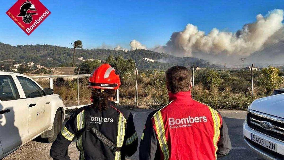 Bomberos del Consorcio Provincial de Alicante vigilan la evolución del fuego en Valencia.
