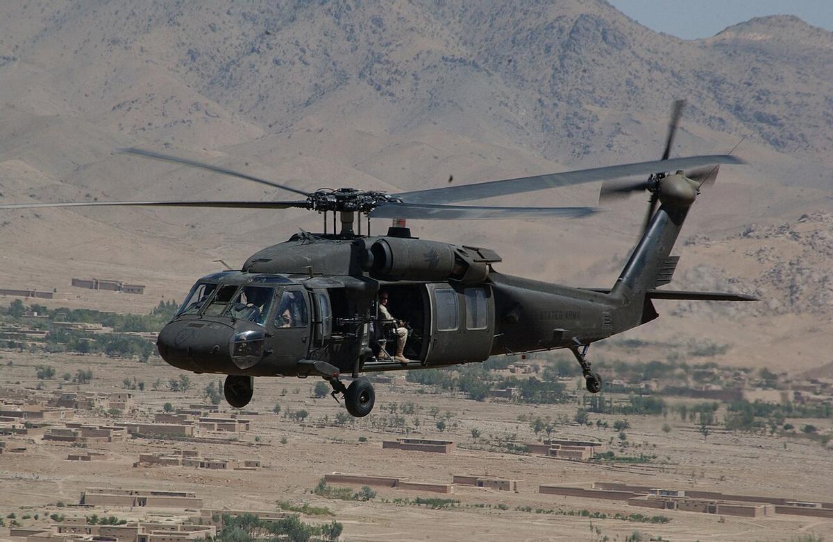 Un helicóptero UH-60 Black Hawk, transportando soldados estadounidenses en Afganistán, en 2004