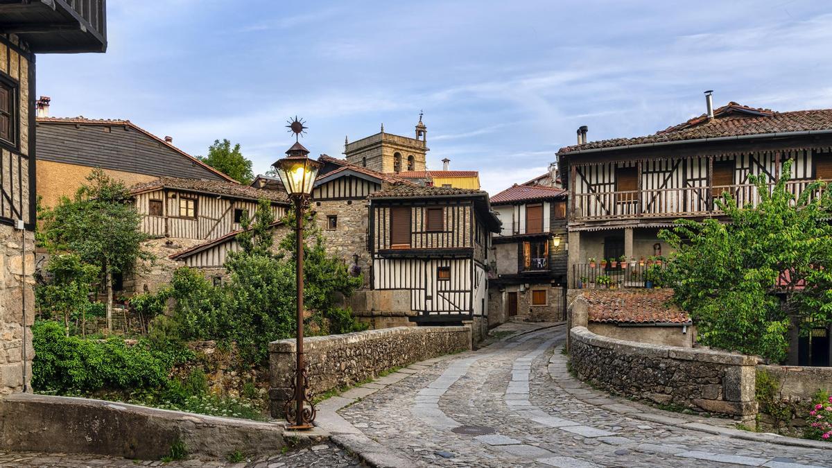 Puente de entrada al pintoresco pueblo rural de La Alberca en Salamanca