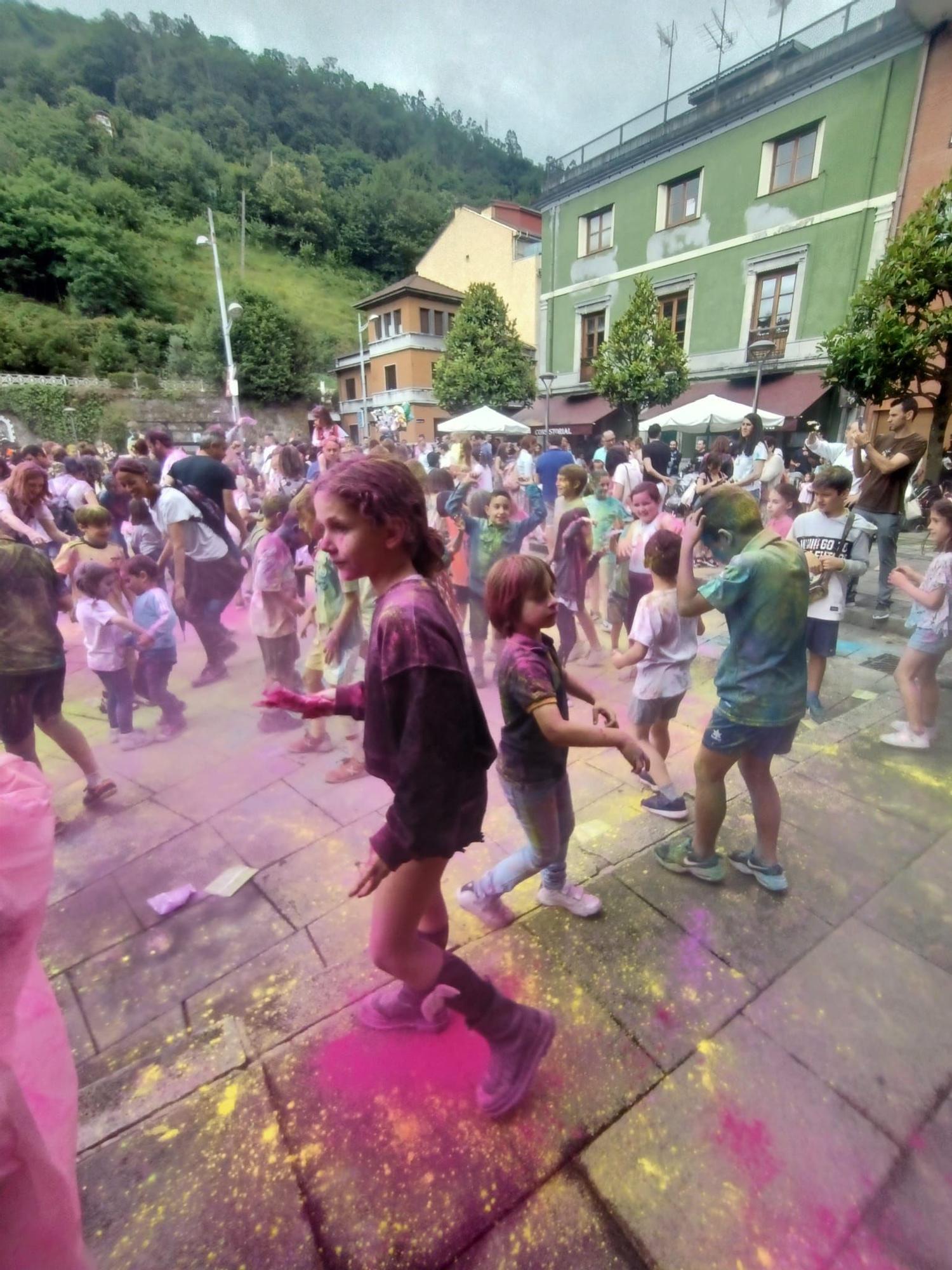 "Foguerina" de San Xuan y "Holi party" en Mieres