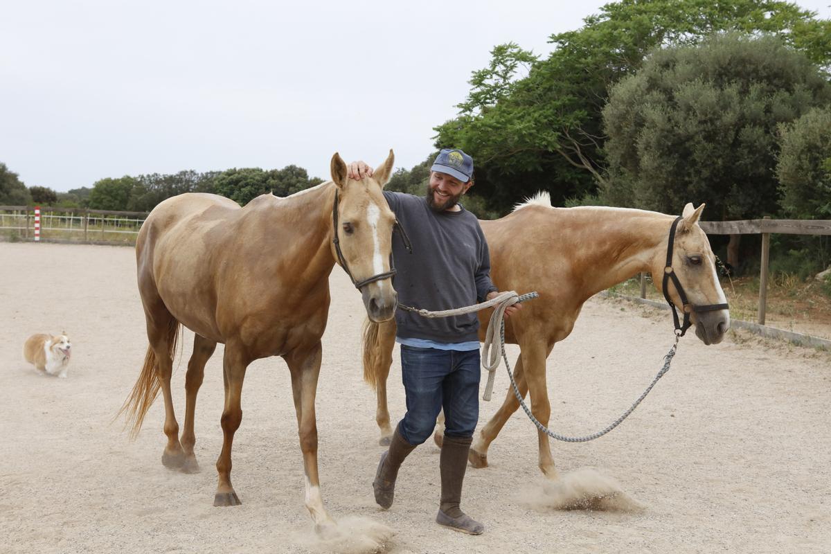 Charlie Prymaka war in Großbritannien professioneller Polospieler. Er ist in Can Cavall Blau der Trainer.