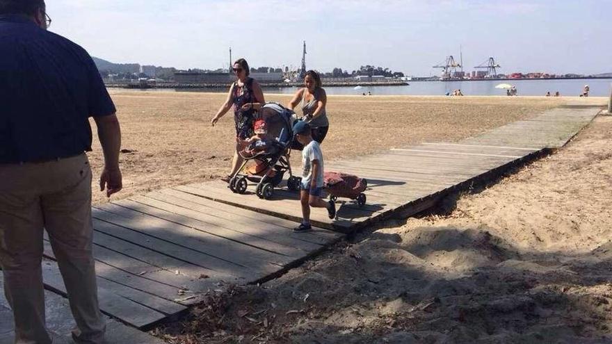 La pasarela de madera de acceso a la playa también resultó dañada. // Noé Parga