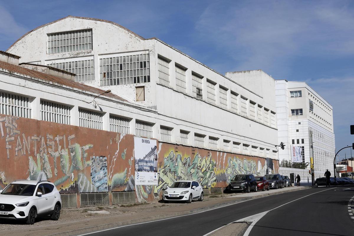 Nave ubicada en una de las parcelas que BSH acaba de comprar en Zaragoza, junto a su planta de Montañana.