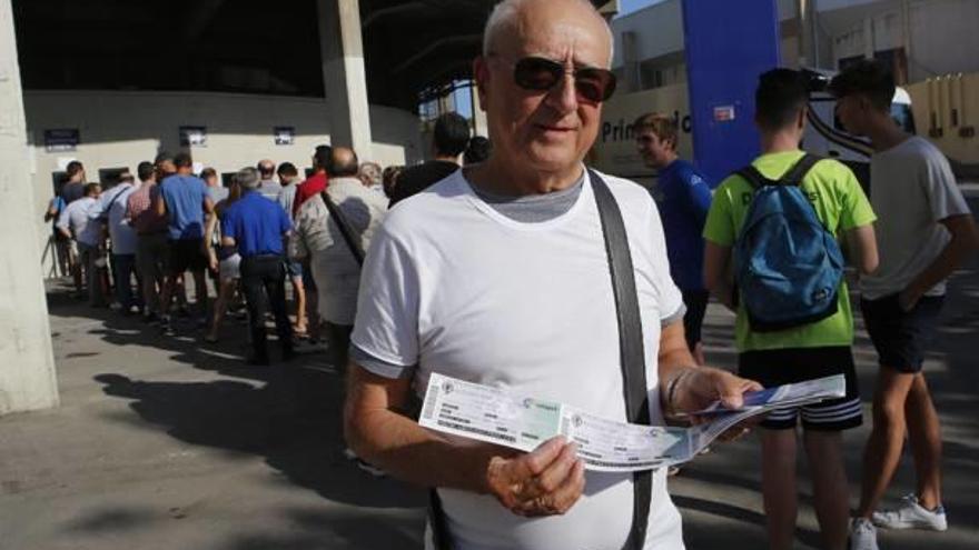 Un aficionado muestra las entradas compradas ayer en el Rico Pérez para el derbi.