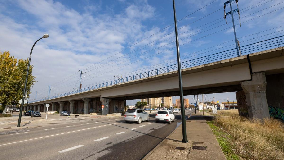 La nueva rotonda de la Avenida Cataluña se creará bajo el puente del ferrocarril para facilitar los giros y la movilidad de todo el entorno.