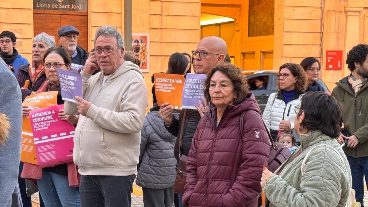 Profesores de Alcoy reclamando aulas libres de violencia tras el ataque a un docente