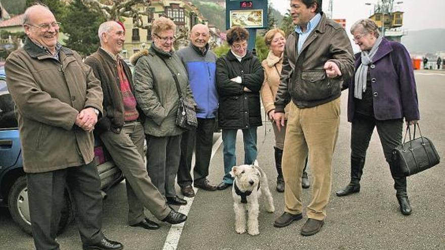 Javier Fernández, ayer, en San Esteban de Pravia, en una de las paradas de la segunda jornada de su recorrido.