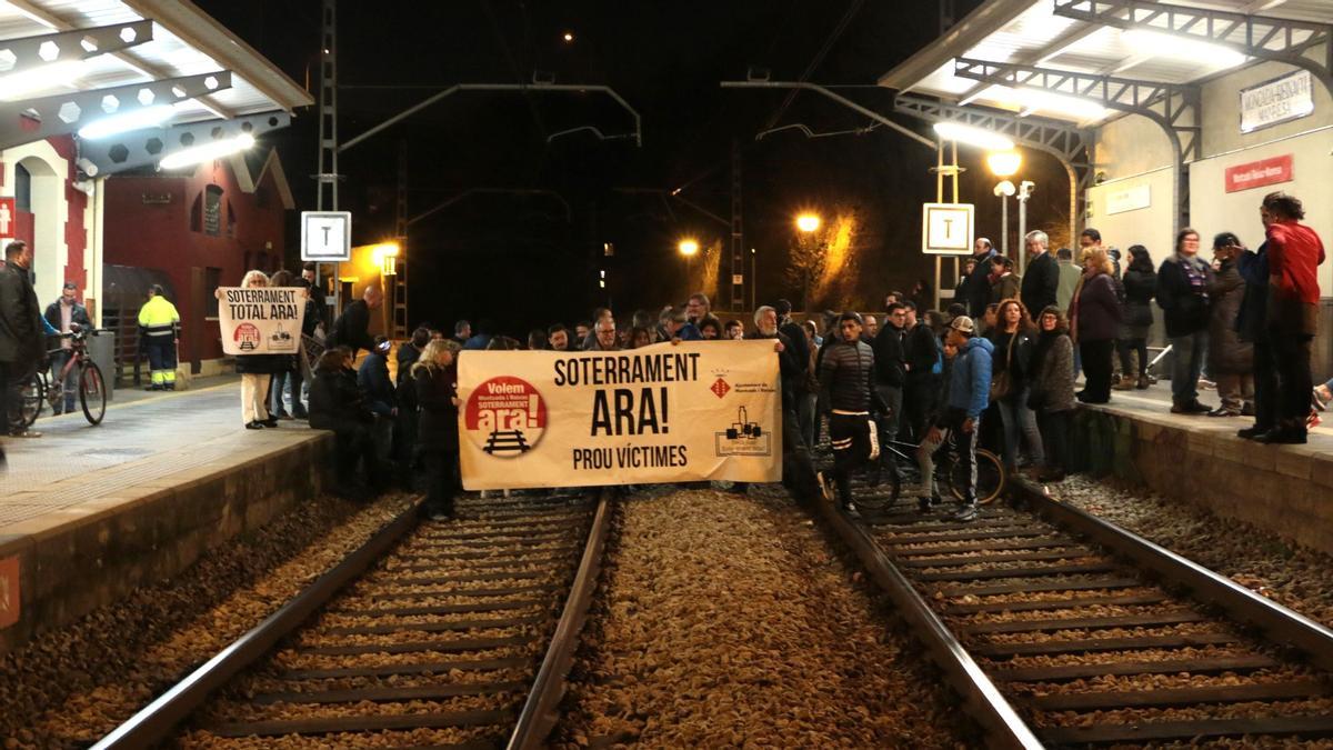 Manifestación para solicitar el soterramiento de la via del tren