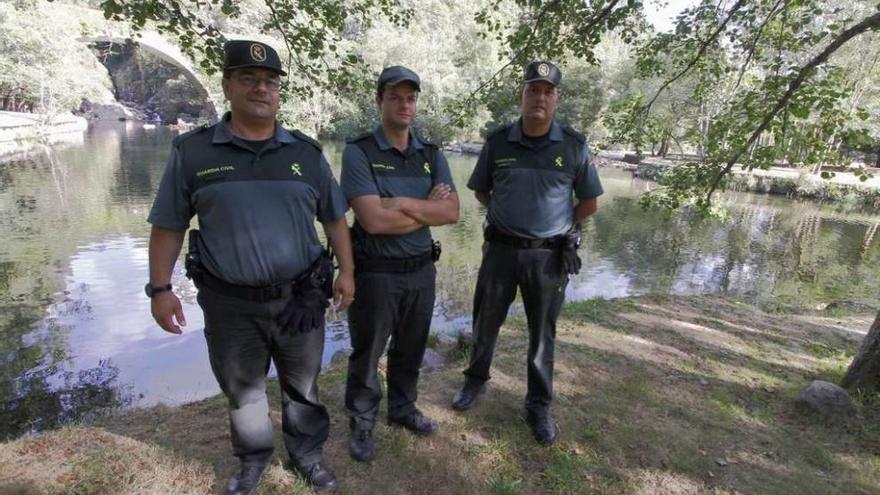 Los guardias civiles que participaron en el rescate, ayer, ante la playa fluvial de Maceira. // Jorge Santomé