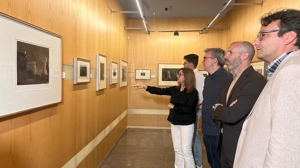 Acto de presentación, ayer, de la exposición 'Entre luces y sombras. El universo de Ricardo Baroja' en el Museo de Bellas Artes de Córdoba.