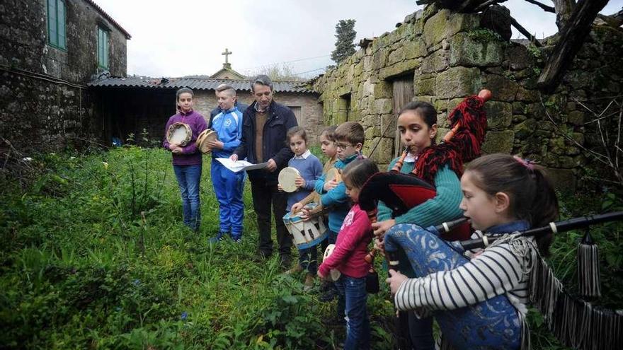 El alcalde de Meis, junto a un grupo de niños de música tradicional en la parte de la rectoral de San Martiño que se arreglará con el GDR. I.A.