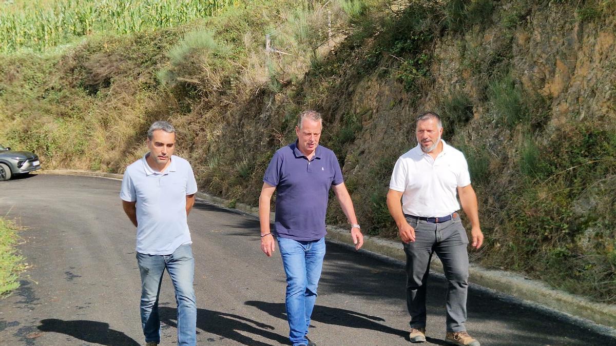 Javier Vigil, Marcos Líndez y Ángel Menéndez visitando la obra este miércoles.