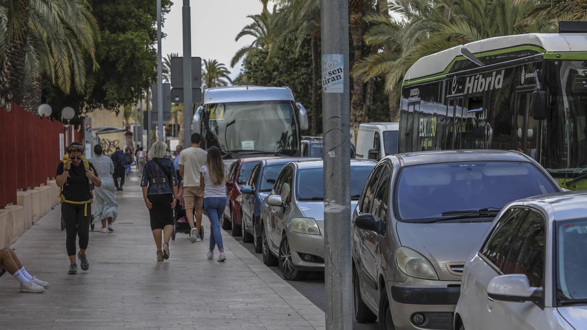 Coches en la calle Virgen de la Cabeza de Elche