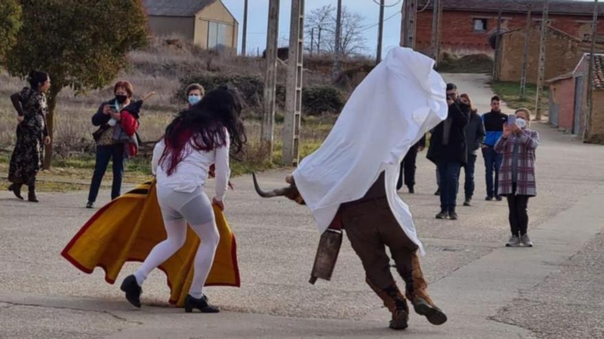 El torero y el toro del carnaval de Morales de Valverde el pasado año. | E. P.