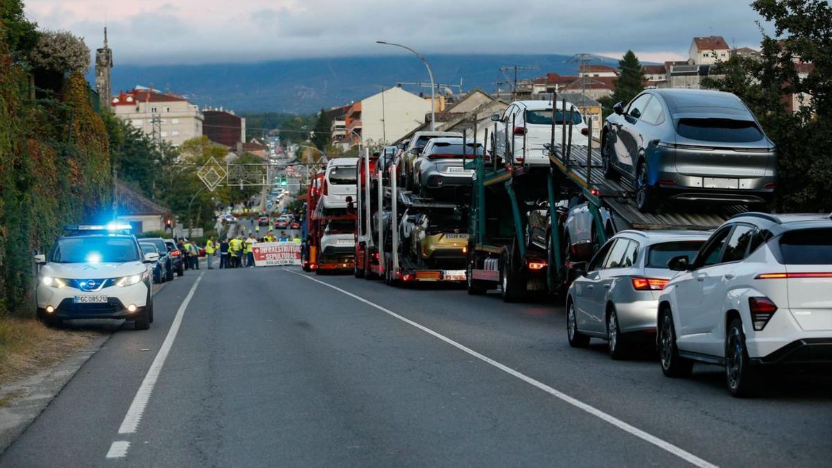 Vehículos pesados a su paso por la N-120, cortada al tráfico por una de las manifestaciones.