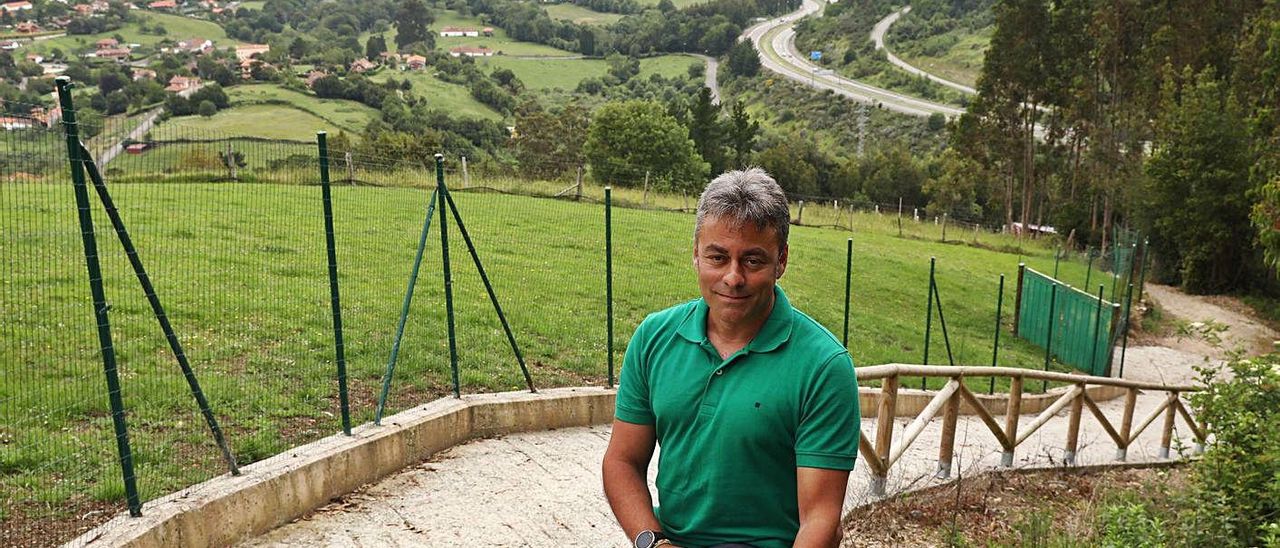 MONTE DEVA. José Ramón Tuero se fotografía en un camino recién reformado del Monte Deva para mostrar “el compromiso” del gobierno local con la zona rural del concejo.