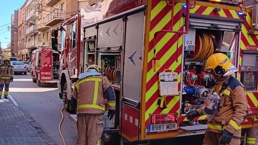 Dues persones intoxicades per inhalació de fum en l&#039;incendi en un pis al carrer Viladordis de Manresa