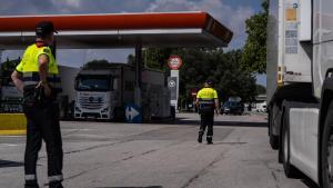 Mossos de Tráfico en una gasolinera cerca de Granollers