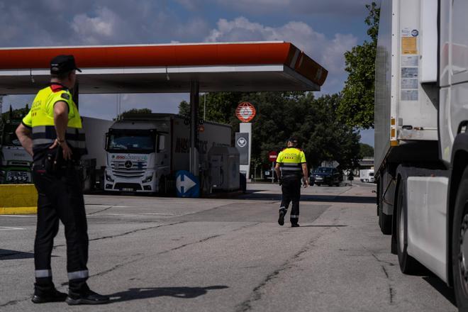 Mossos de Tráfico en una gasolinera cerca de Granollers