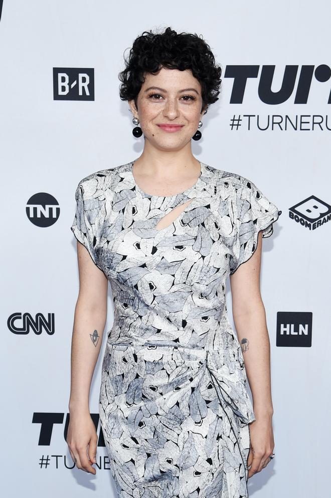 Alia Shawkat estilo 'wash and go'