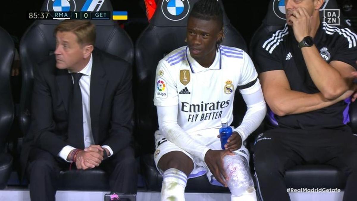 Eduardo Camavinga, en el banquillo del Bernabéu, con hielo en la rodilla tras la entrada de Juan Iglesias.