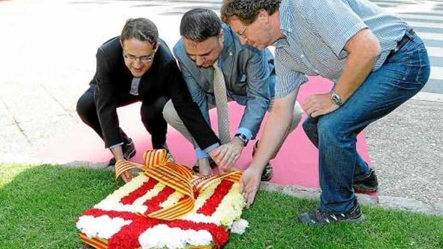 Antoni Llobet, Valentí Junyent i Pere Culell, a l&#039;ofrena de l&#039;any passat a la plaça de l&#039;Onze de Setembre