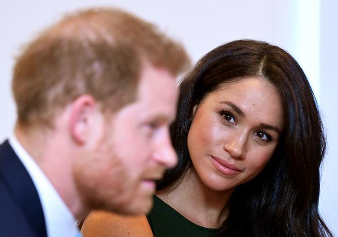 Meghan Markle mirando a el príncipe Harry