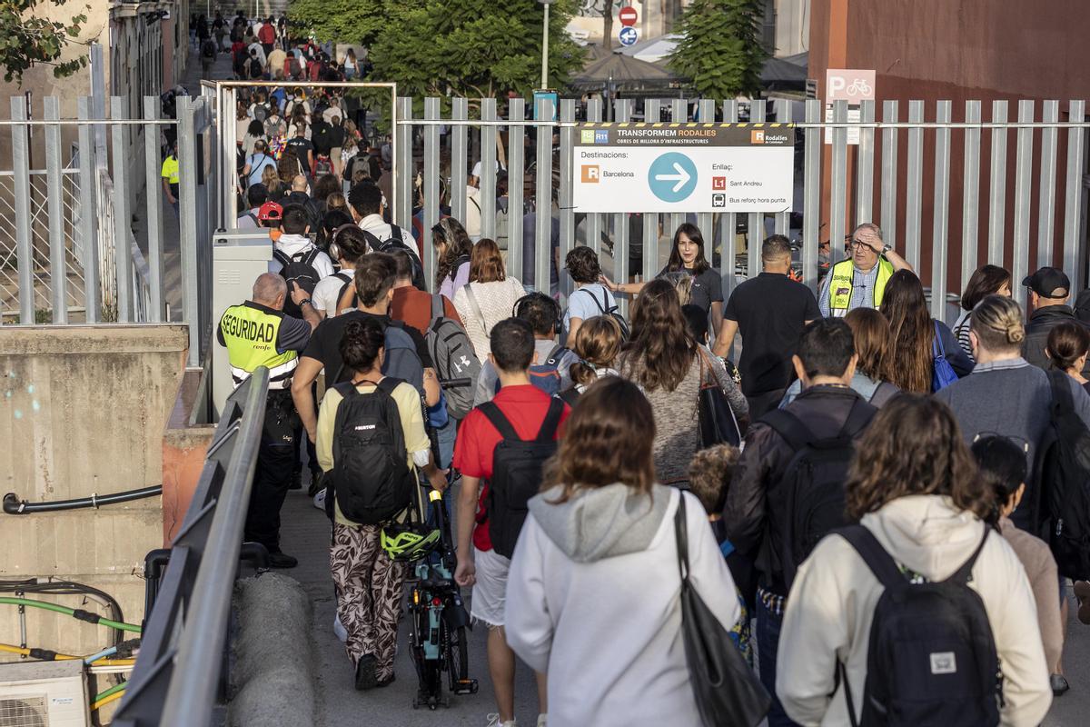 Pasajeros de Rodalies realizan el traslado del tren al metro en Sant Andreu Comtal, donde por ahora mueren las líneas R2 y R11 a la espera de que sus vías pasen al interior de la futura estación de la Sagrera