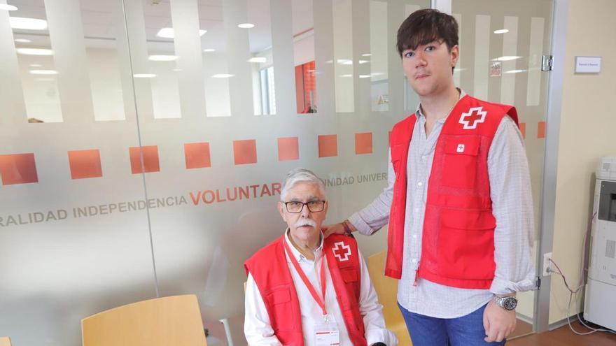 Un abuelo y su nieto, dos voluntarios de Cruz Roja con vocación de enseñar